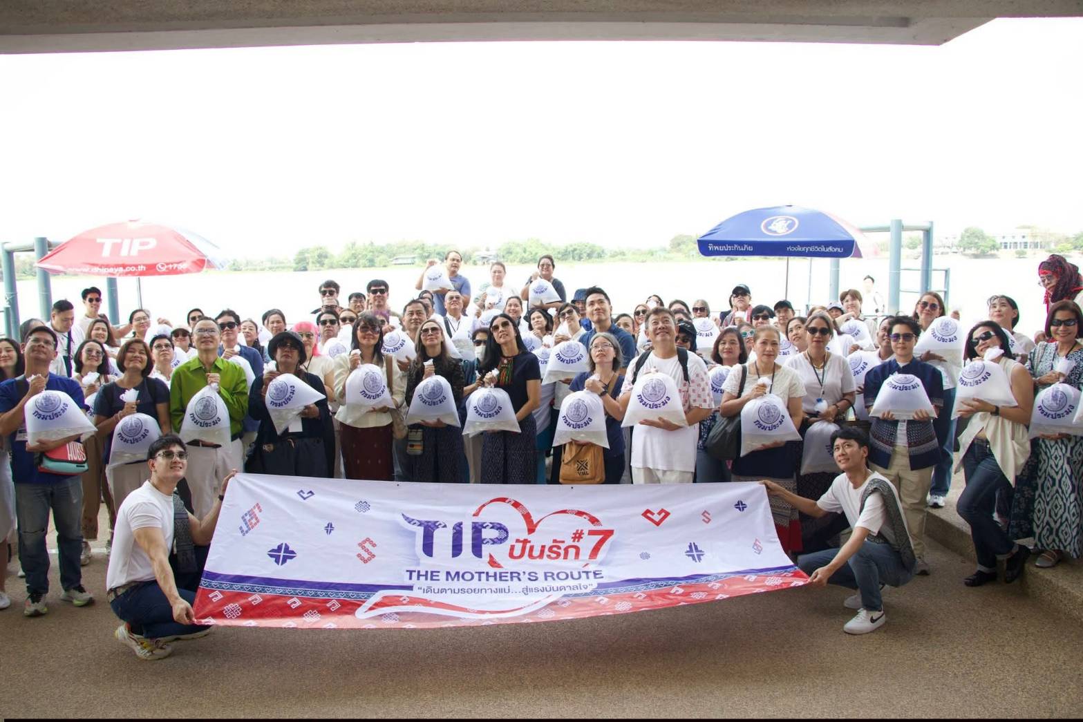 title - ผอ.ศพส. ห้การต้อนรับ คณะผู้บริหาร พนักงาน และสื่อมวลชน จาก บริษัท ทิพยประกันภัย จำกัด (มหาชน) พร้อมนำคณะเข้าเยี่ยมชมนิทรรศการสืบสาน สายธาร สร้างงาน หัตถศิลป์ ณ ศูนย์ส่งเสริมและพัฒนาอาชีพเสริมนอกภาคการเกษตร (ศูนย์ศิลปาชีพ บางไทรฯ (เดิม)) 